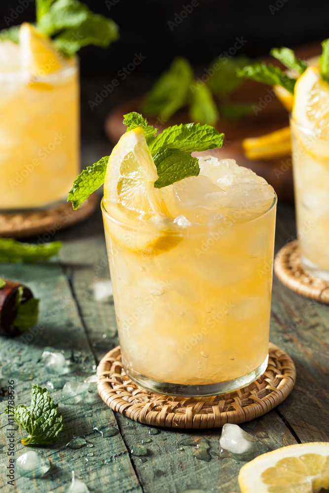 Fototapeta premium Homemade Boozy Bourbon Whiskey Smash