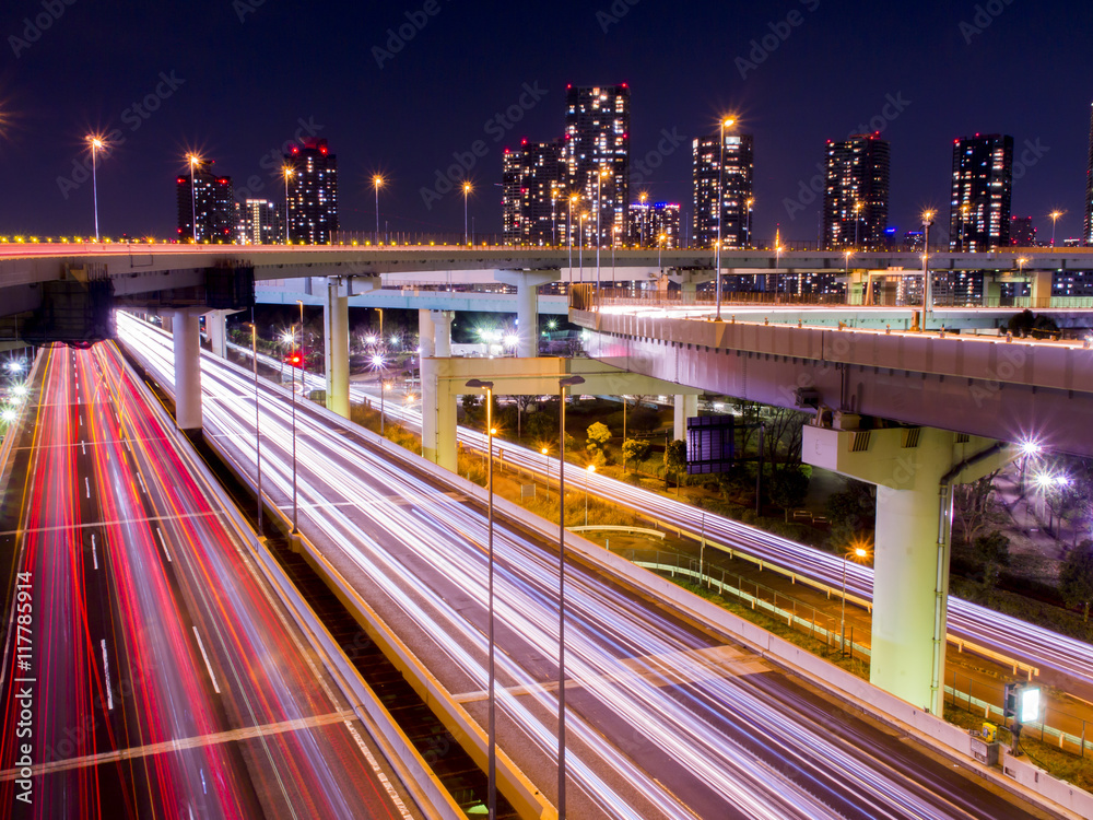 夜の高速道路