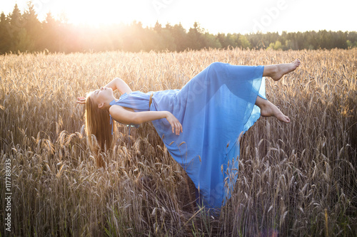 Canvas Print Girl flying in a blue dress