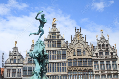 Antwerpener Pracht / Brabobrunnen vor den Giebeln der Zunfthäuser auf dem Antwerpener Grote Markt