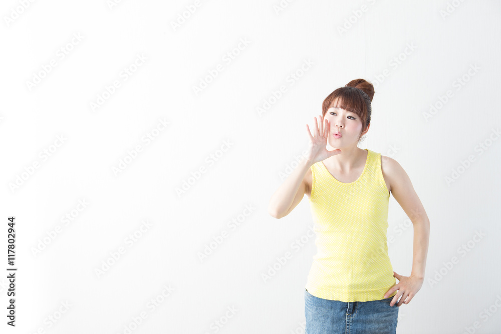 ノースリーブの女性・白壁