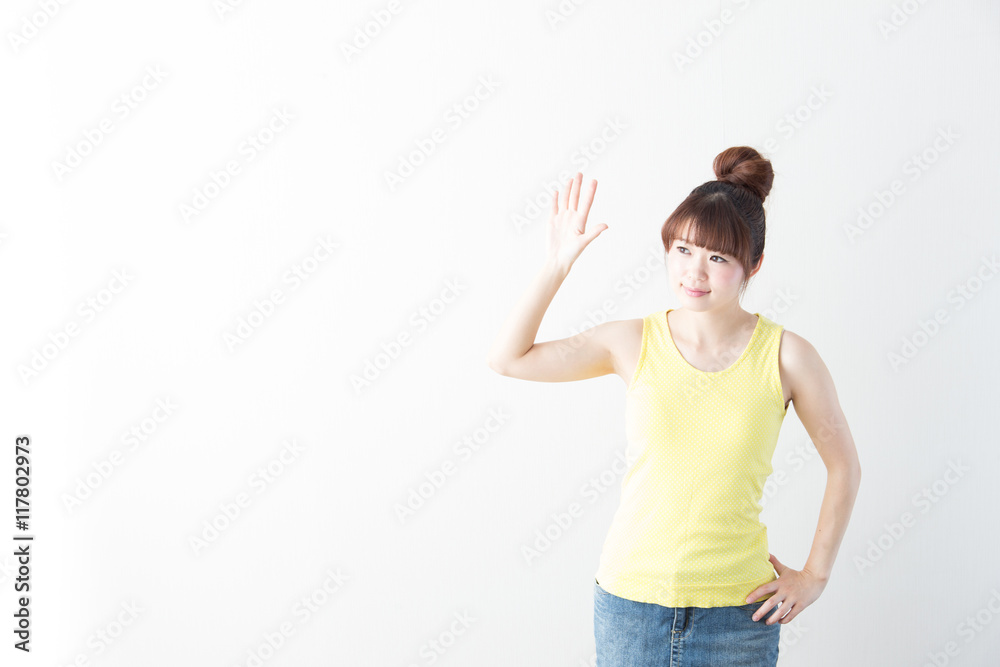 ノースリーブの女性・白壁 ノースリーブの女性・白壁