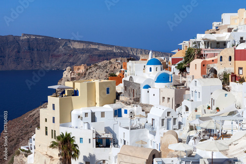 White houses and blue domes of Oia, Santorini. © STOCKSTUDIO