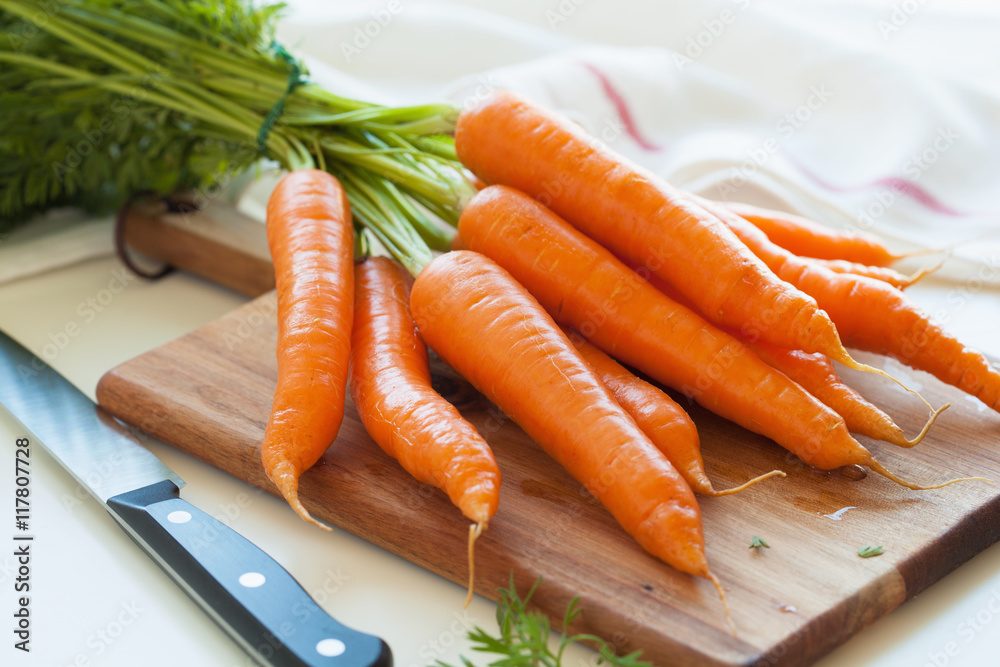Obraz na płótnie raw carrot vegetable on wooden chopping board w salonie