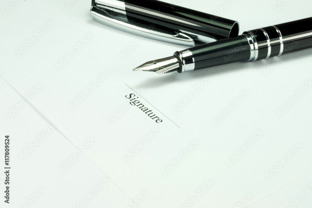 Ein Füllfederhalter und eine Unterschrift Ein Füllfederhalter und eine Unterschrift