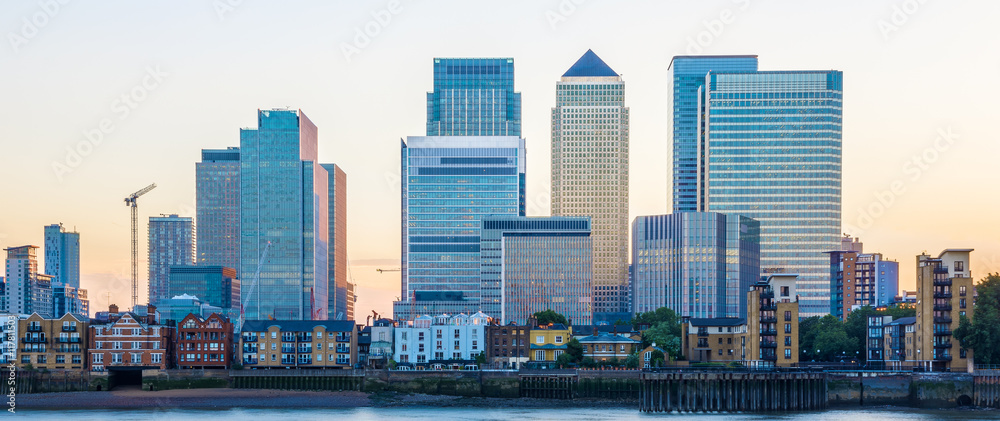 Canary Wharf, financial hub in London at sunset - obrazy, fototapety, plakaty 