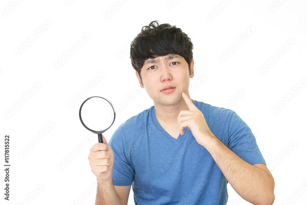 拡大鏡を持つ男性 拡大鏡を持つ男性