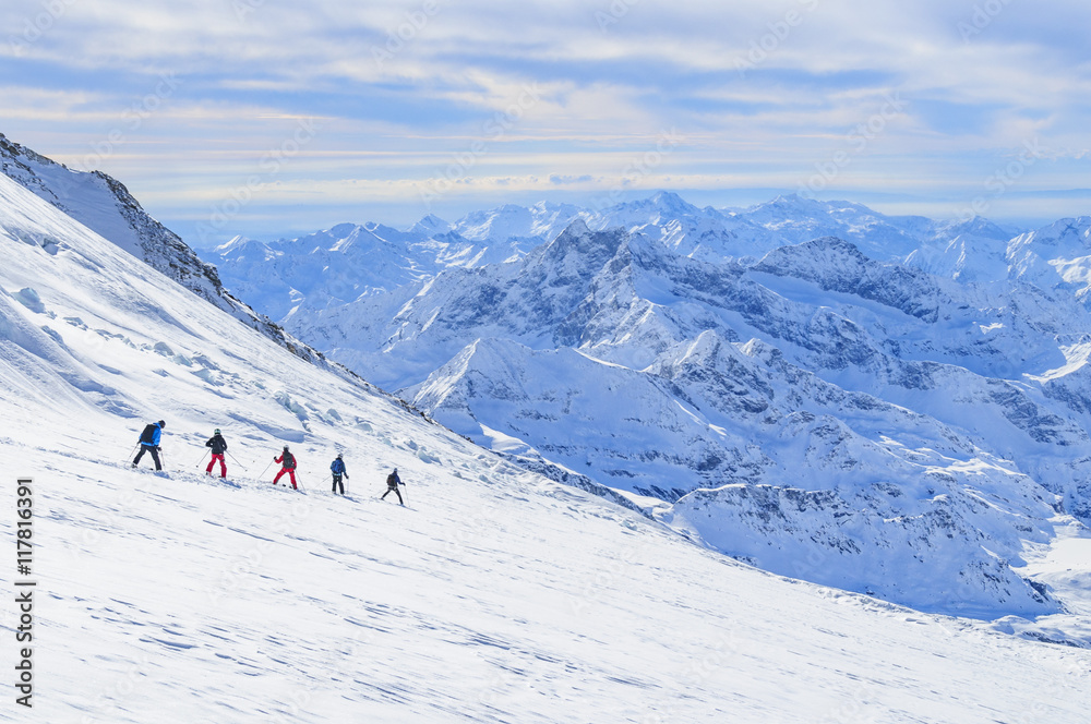 Abfahrt am Seil über einen spaltendurchsetzten, gefährlichen Gletscher Abfahrt am Seil über einen spaltendurchsetzten, gefährlichen Gletscher