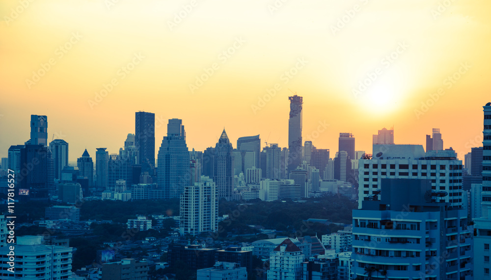 Fototapeta premium Bangkok skyline bei Sonnenuntergang Panorama