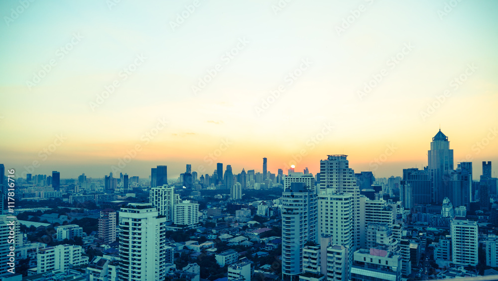 Fototapeta premium Bangkok skyline bei Sonnenuntergang Panorama
