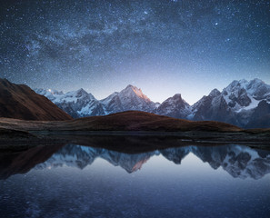 Keuken achterwand Nacht Bergmeer onder sterrenrijke nachthemel  © Oleksandr Kotenko