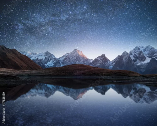 Obraz Nocny krajobraz z górskim jeziorem i gwiaździstym niebem