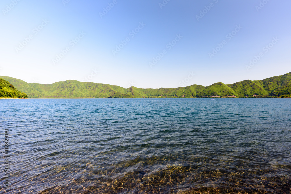 青空と湖と山の景色