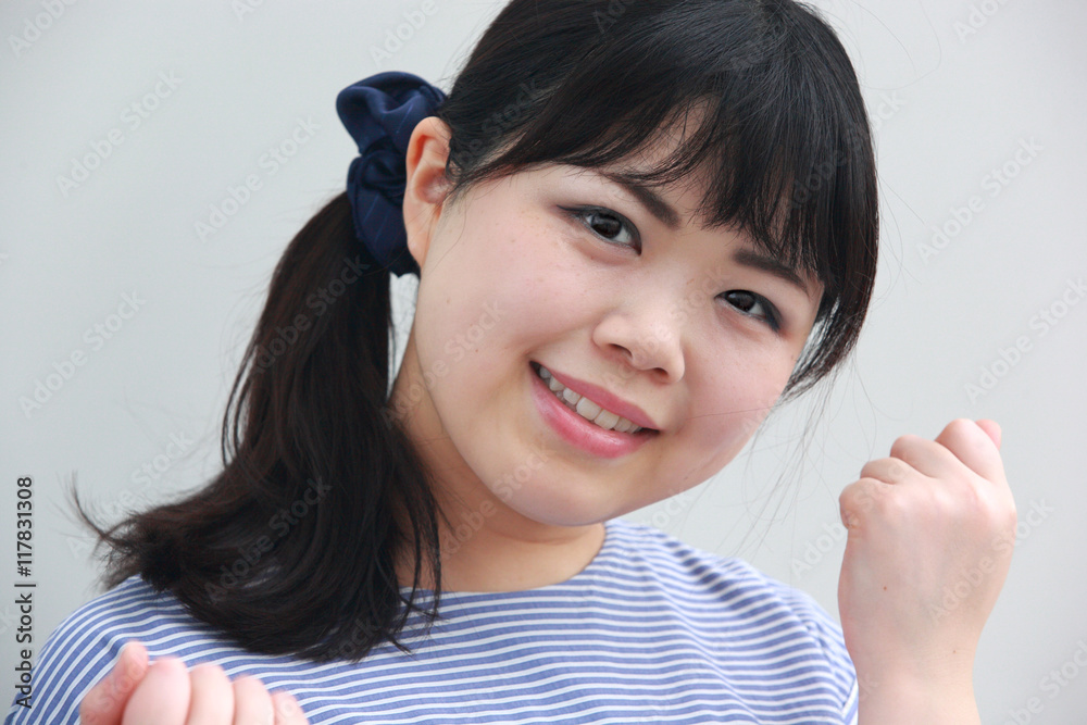 ガッツポーズをする女の子 日本人モデル 顔アップ Stock 写真 Adobe Stock