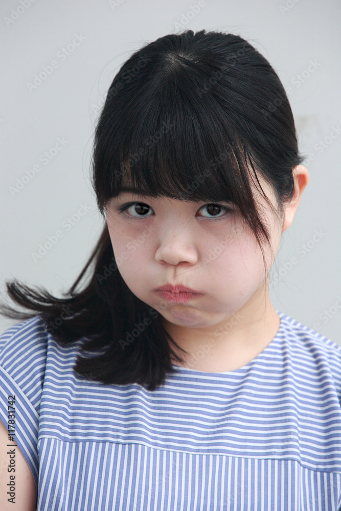 上目遣いで怒った女の子の顔 日本人モデル Stock 写真 Adobe Stock