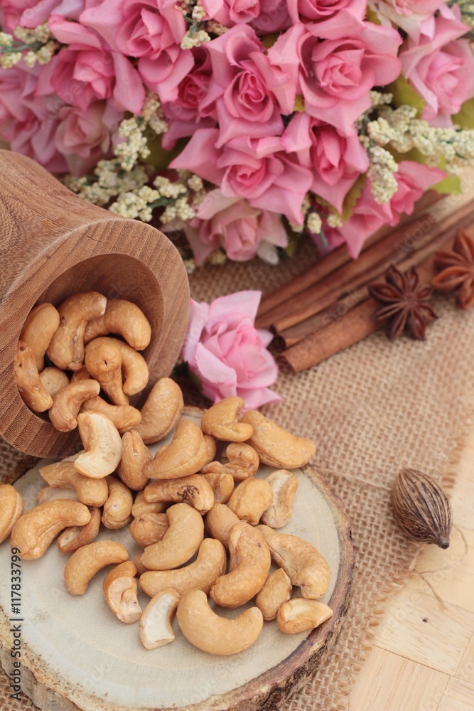 Roast cashew nuts with salt is delicious.