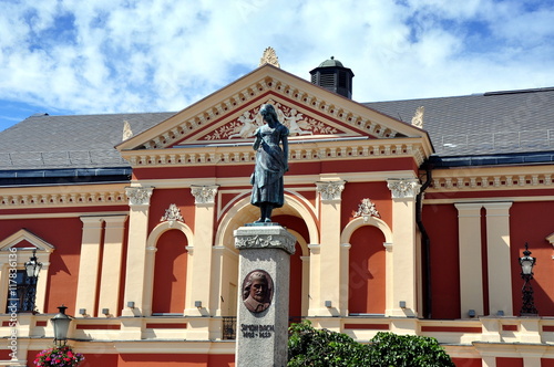 Klaipeda (Memel) - Städtisches Theater von Klaipeda mit dem Simon-Dach-Denkmal   photo