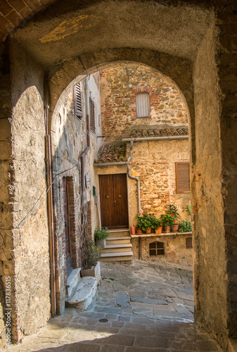 Fototapeta Naklejka Na Ścianę i Meble -  Archway and street in Montemerano, Tuscany