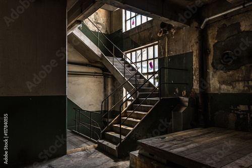 Alte Treppe in verlassener Fabrik, urban