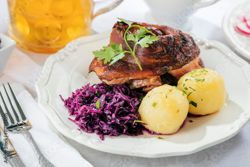 Oktoberfestbier und traditionales Essen (Schweinehaxe und verschiedene zutaten)