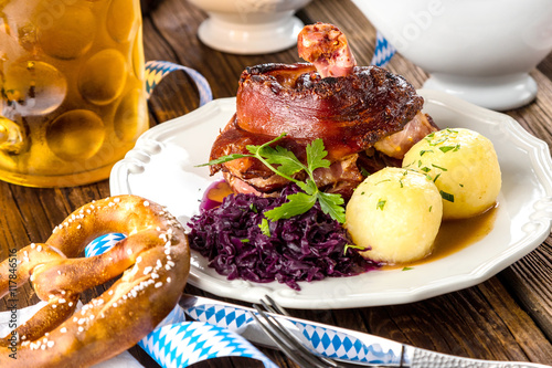 Oktoberfestbier und traditionales Essen (Schweinehaxe und verschiedene zutaten)