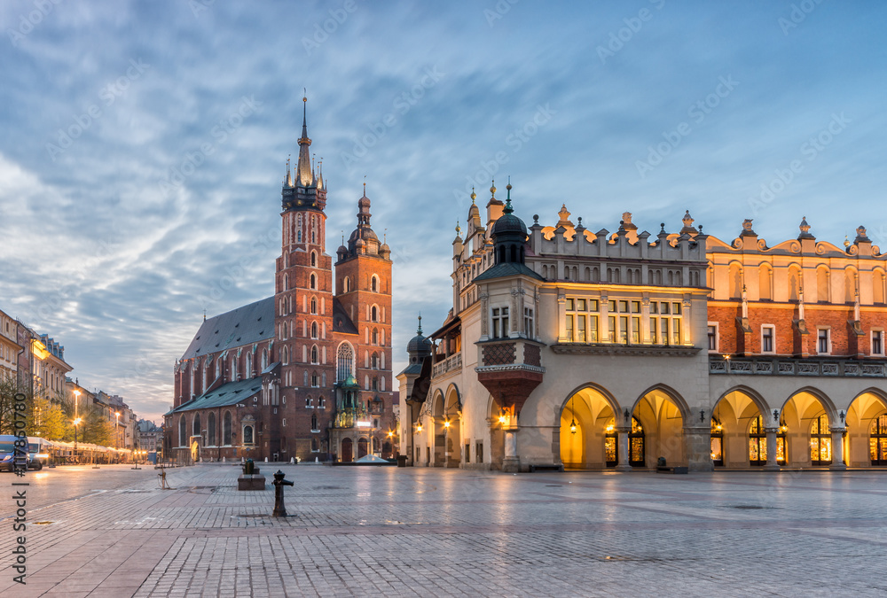 Naklejka premium Kościół Mariacki i Sukiennice na Rynku Głównym w Krakowie, oświetlone w nocy