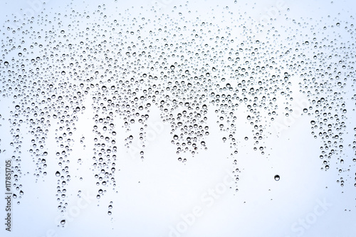 Krople wody na szybie © gpmax