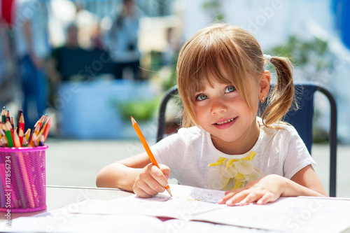 Little beautiful girl draws pencil Fototapet