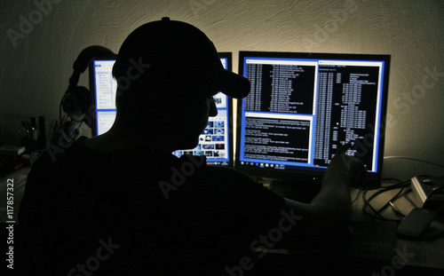 Canvastavla Computer Hacker blickt auf zwei Monitore