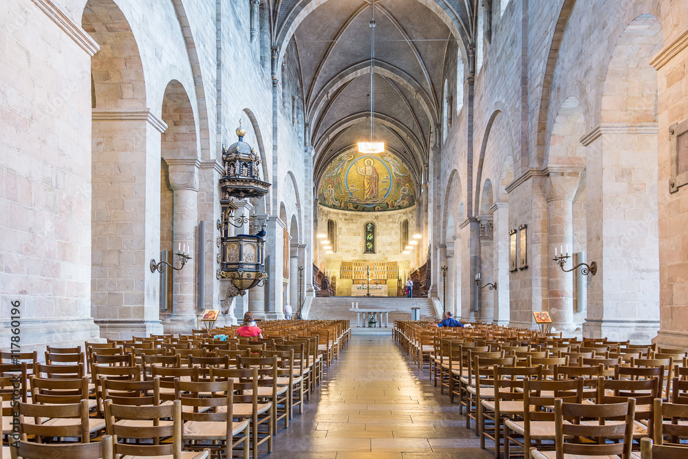 Ταπετσαρία Interior of Lund Cathedral, towards the apse and high altar