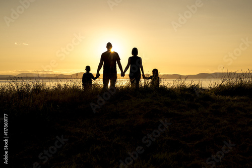 family of four at sunset shadow black backlit © Louis-Photo
