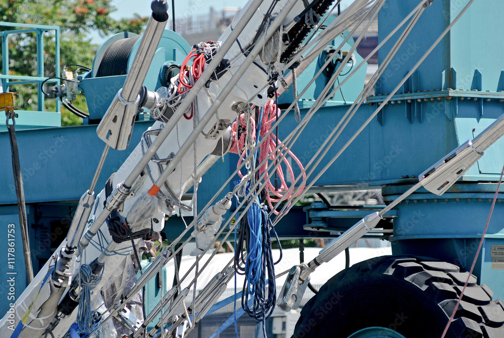 Φωτογραφία Transport of a large sailboat mast.
