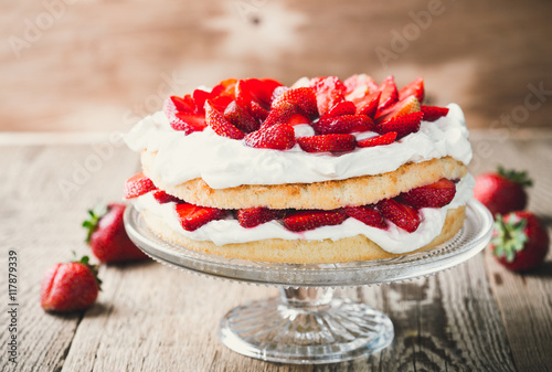 Valokuva Strawberry and cream sponge cake