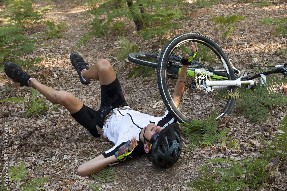 Naklejka premium mountain biker accident on the mountain running