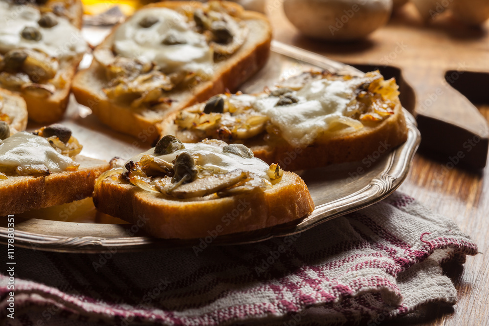 Crostini with fried mushrooms, onion and mozzarella cheese Crostini with fried mushrooms, onion and mozzarella cheese