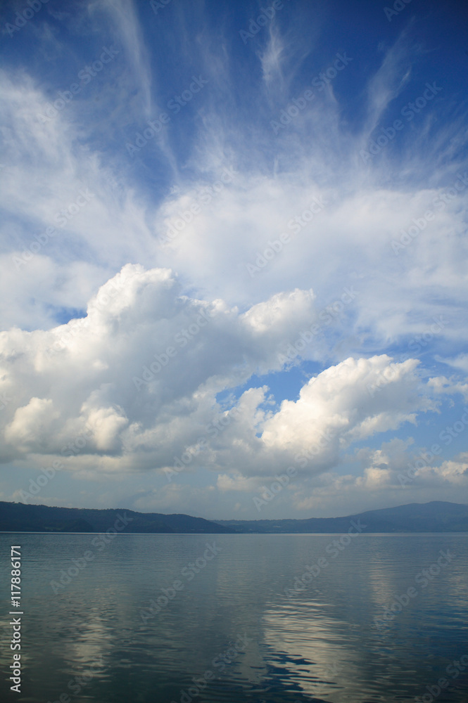 洞爺湖と夏の雲