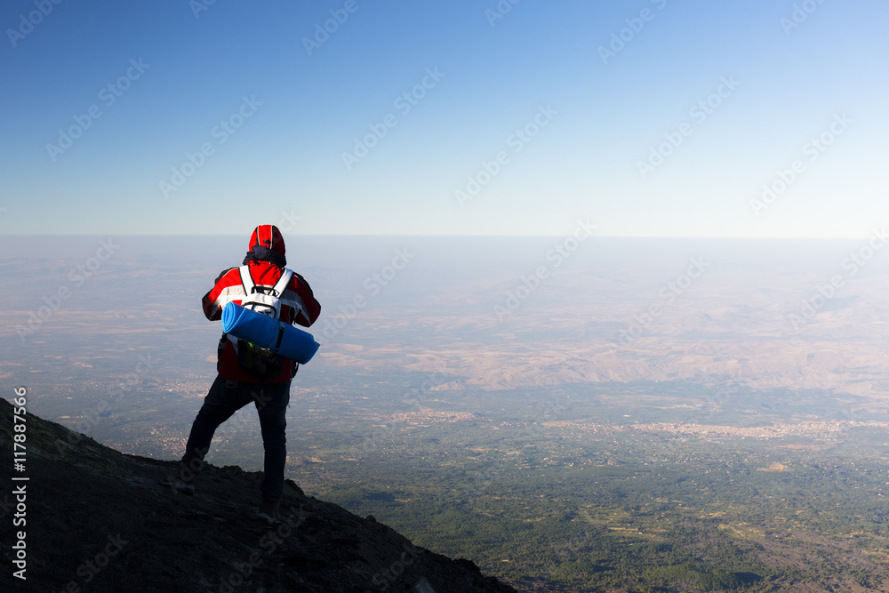 Obraz premium Hikers on the edge of the crater of Mount Etna