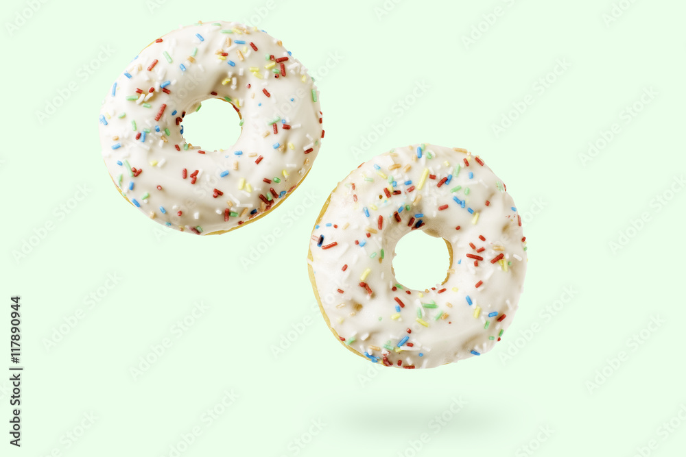 Zwei Donuts mit Zuckerstreusel Zwei Donuts mit Zuckerstreusel
