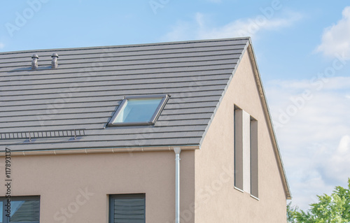 Moderne flache Dachschindeln und Dachflächenfenster