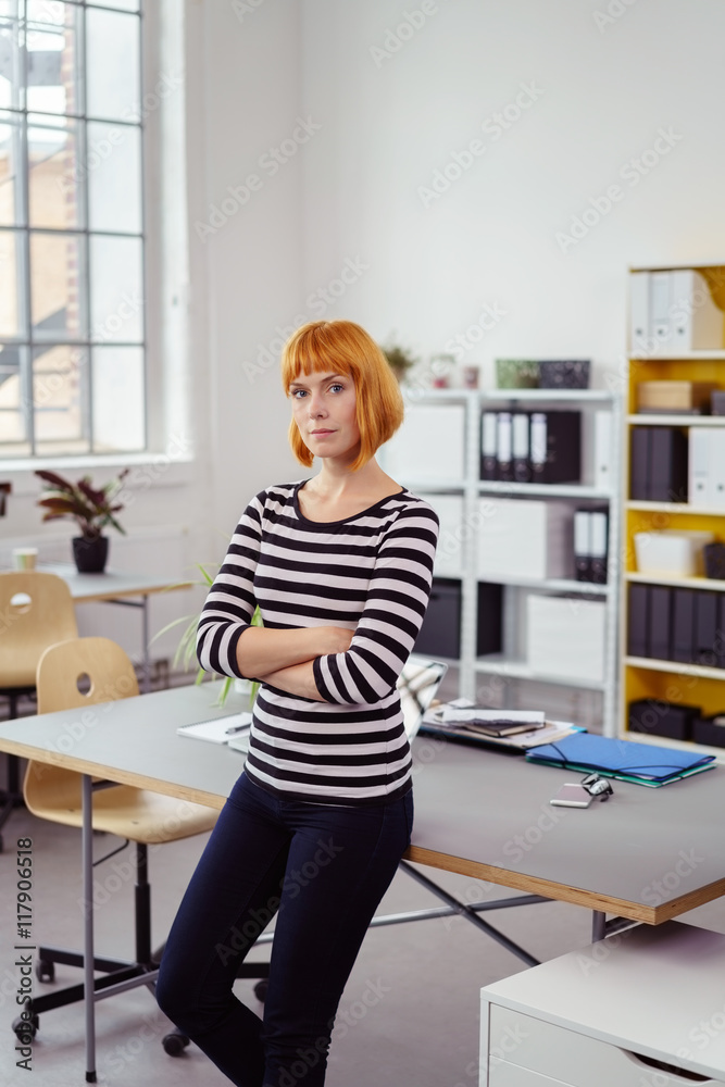 junge unternehmerin in ihrem büro junge unternehmerin in ihrem büro