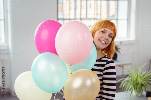 frau freut sich über luftballons photo