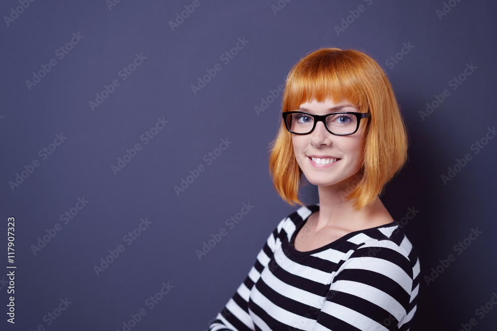 junge frau mit gestreiftem shirt und brille junge frau mit gestreiftem shirt und brille