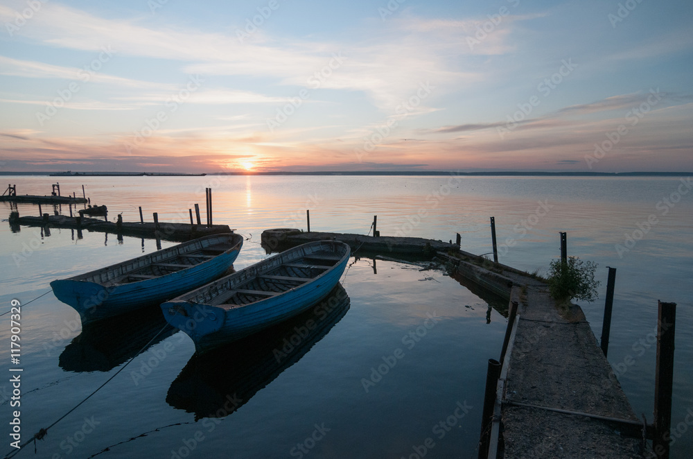 Восход солнца над Горьковским водохранилищем с видом лодок на причале 