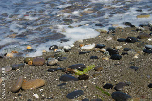 Fondo de playa con arena y rocas