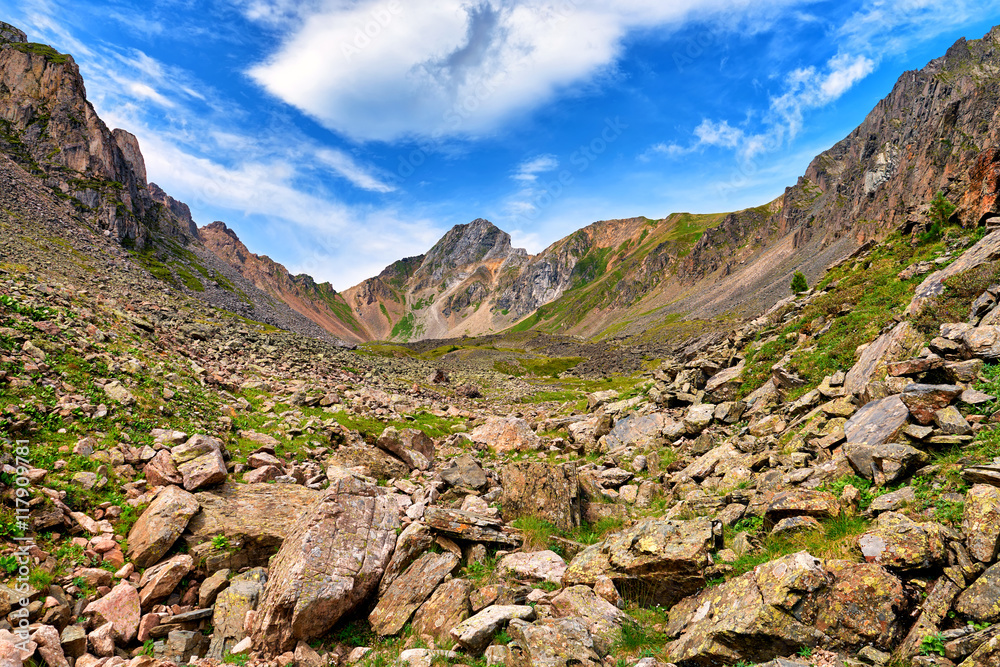 Fototapeta premium Boulders at top of small mountain valley