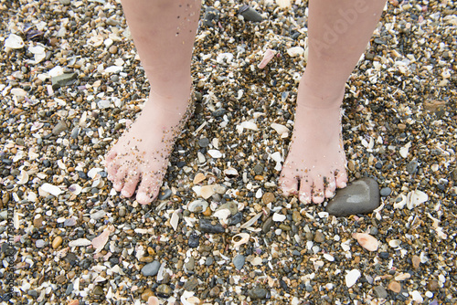 海で遊ぶ子供の足