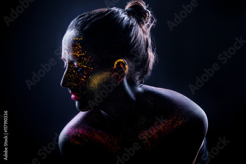 темный арт макияж на лице и теле