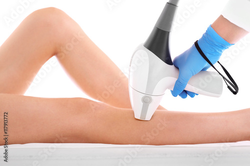 Depilacja laserowa nóg. Kobieta na zabiegu depilacji laserowej nóg