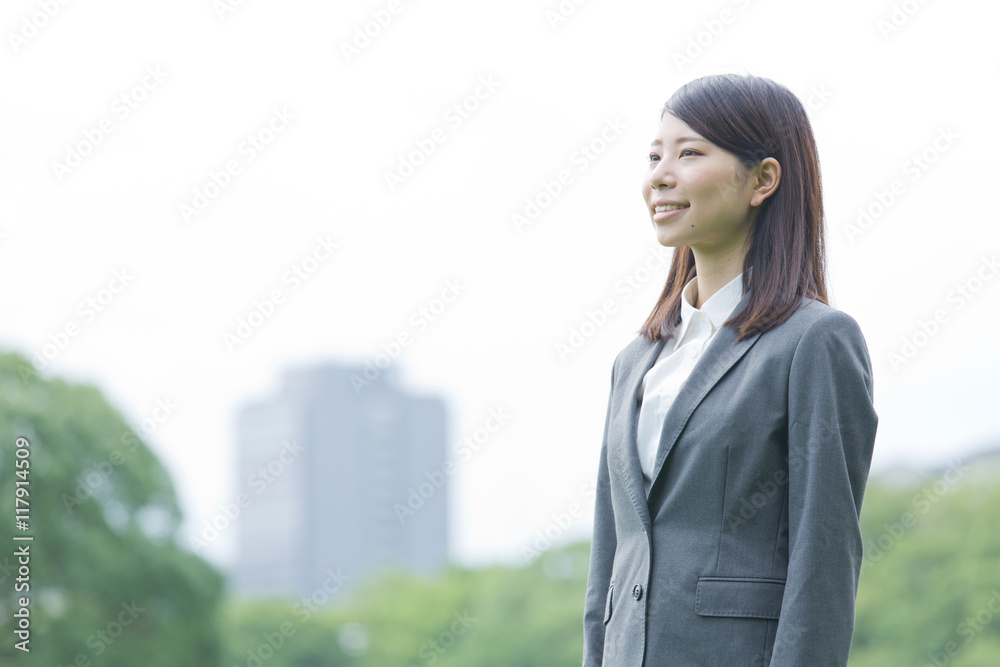 スーツの女性
