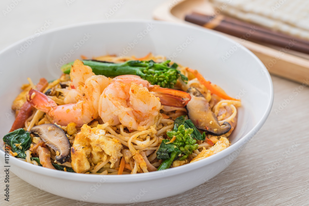 Stir fried noodles with shrimp in bowl